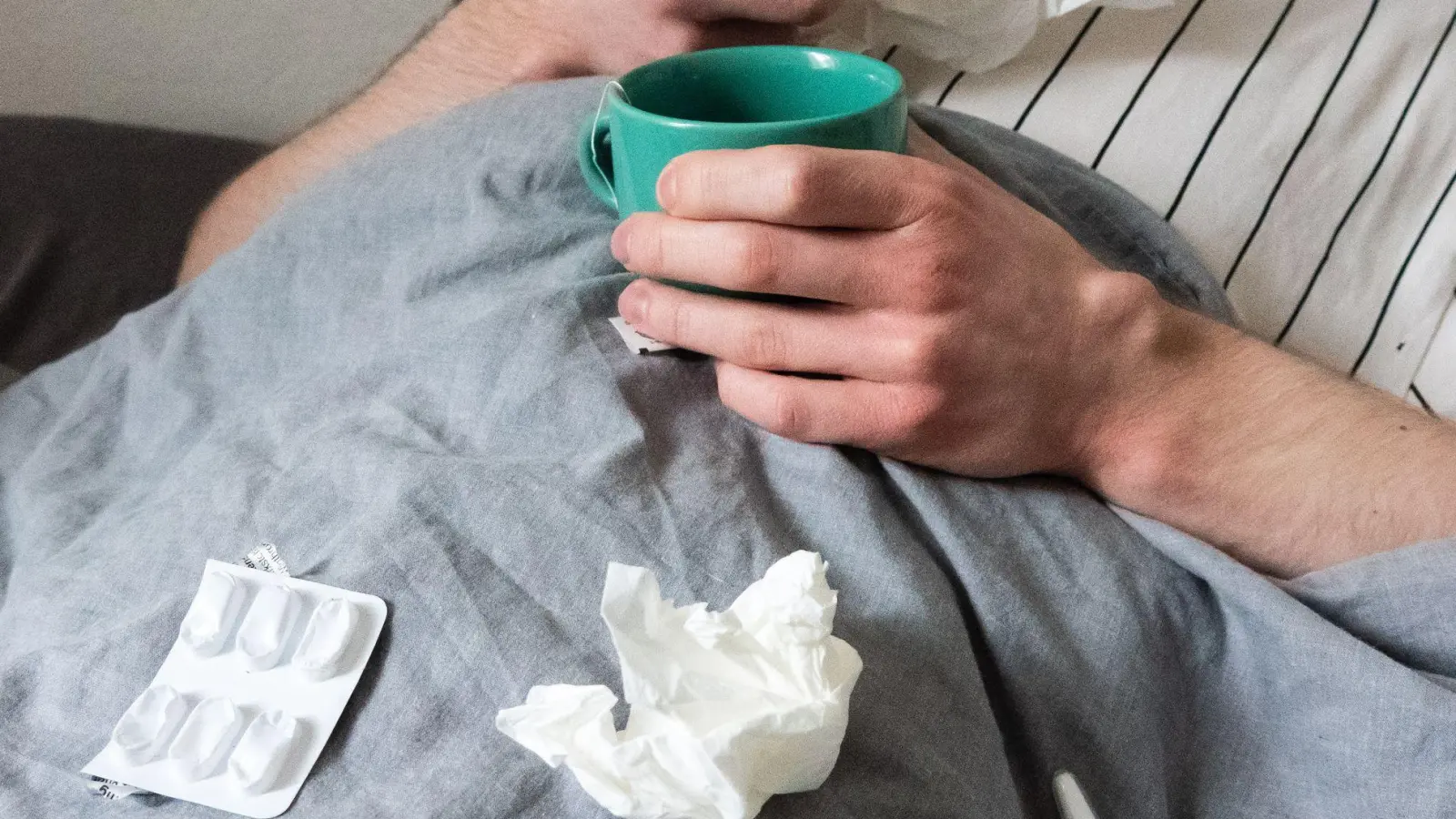 Eine Grippe kann Folgen nach sich ziehen. (Illustration) (Foto: Philip Dulian/dpa)