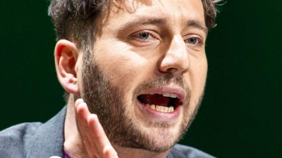 Für den Klimaschutz will der Grünen-Vorsitzende Felix Banaszak Wohlhabende zur Kasse bitten. (Foto: Michael Matthey/dpa)