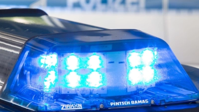 Die Frau wurde vom Traktor überfahren und lebensgefährlich verletzt. (Symbolbild) (Foto: Friso Gentsch/dpa)