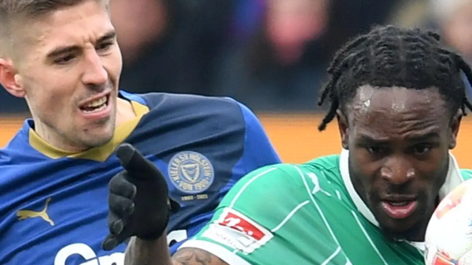 Zweikampf zwischen Marko Ivezic (l, Holstein Kiel) und Noel Futkeu (SpVgg Greuther Fürth). (Foto: Daniel Bockwoldt/dpa)