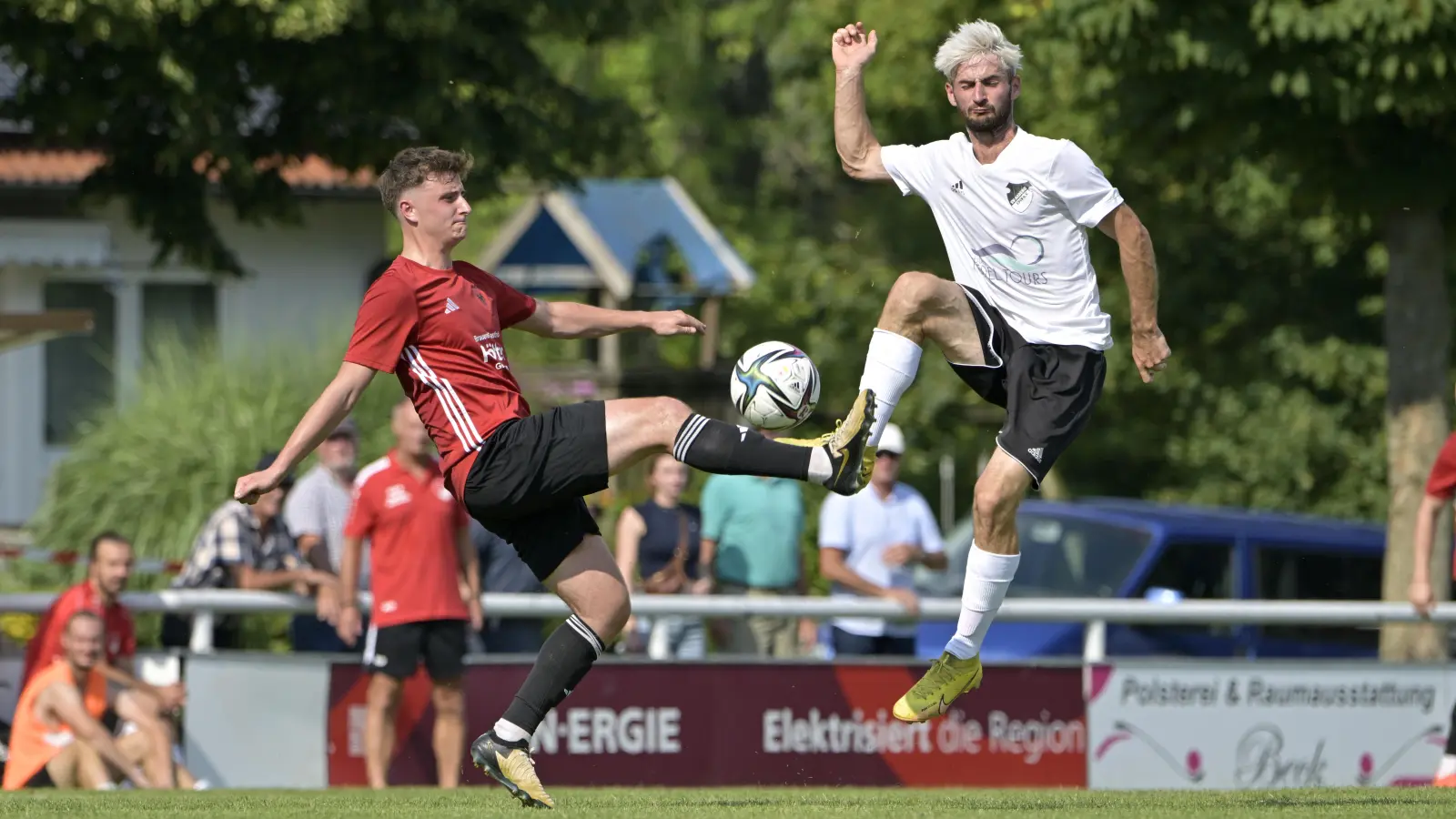 Oscar Ladenburger (links) traf beim 4:2 des SC Aufkirchen gegen die SG Herrieden dreimal, Albert Glas gewann mit seinem SV Arberg 3:1 gegen den FC Schwand. (Foto: Martin Rügner)