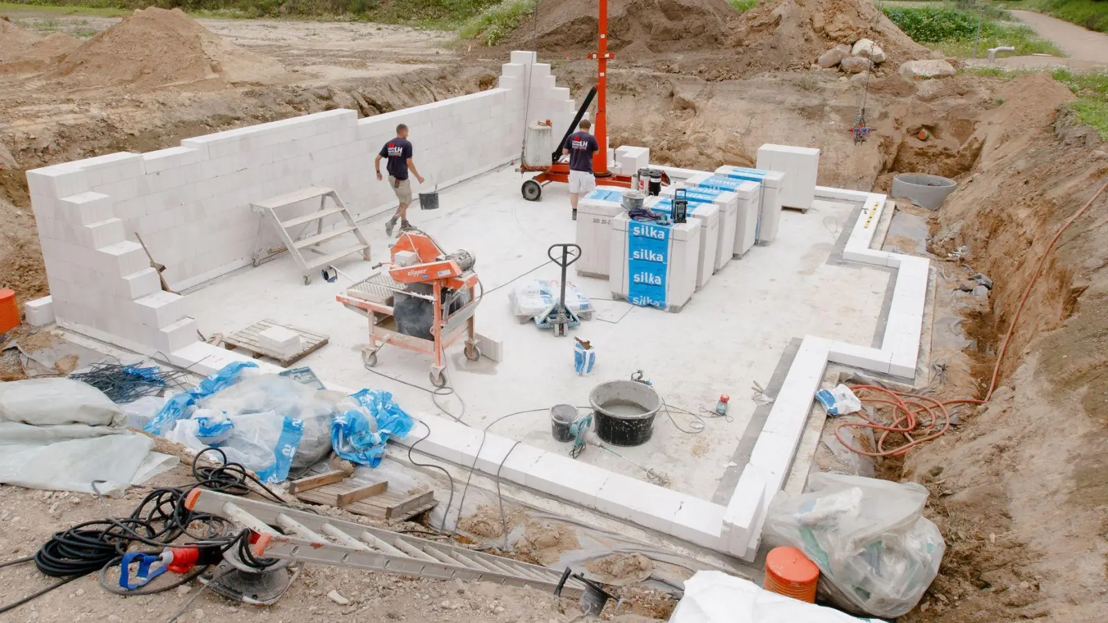 Vorausschauend planen: Bauherren sollten in der Baubeschreibung darauf achten, wie die Abwasserleitungen verlaufen sollen - damit die Bodenplatte später bei möglichen Reparaturen nicht wieder aufgerissen werden muss. (Foto: Markus Scholz/dpa-tmn)