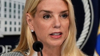 US-Justizministerin Pam Bondi informierte über die tödlichen Schüsse auf die Polizisten. (Archivbild) (Foto: Julia Demaree Nikhinson/AP/dpa)