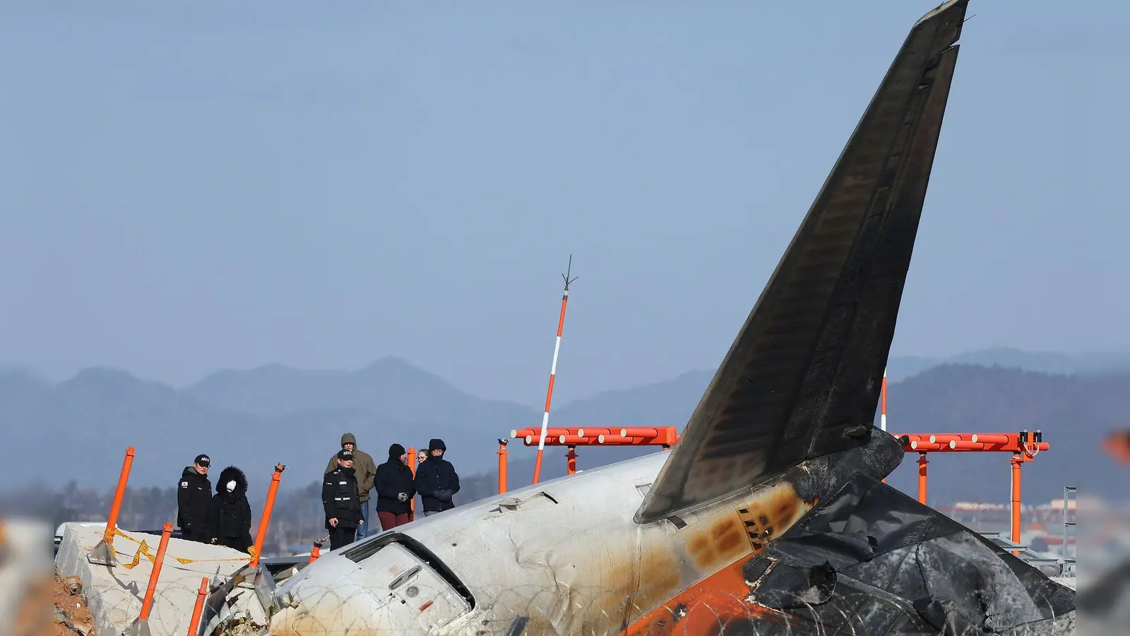 Die Maschine mit 181 Menschen an Bord war am Sonntag bei der Landung verunglückt.  (Foto: Uncredited/YONHAP/AP/dpa)