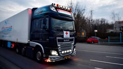 Der Lkw, den ein 45-Jähriger fuhr, und dessen Anhänger waren in einem sehr schlechten Zustand. Teilweise rieb Eisen auf Eisen, da die Bremsbeläge so abgefahren waren.  (Symbolbild: Marton Monus/dpa)