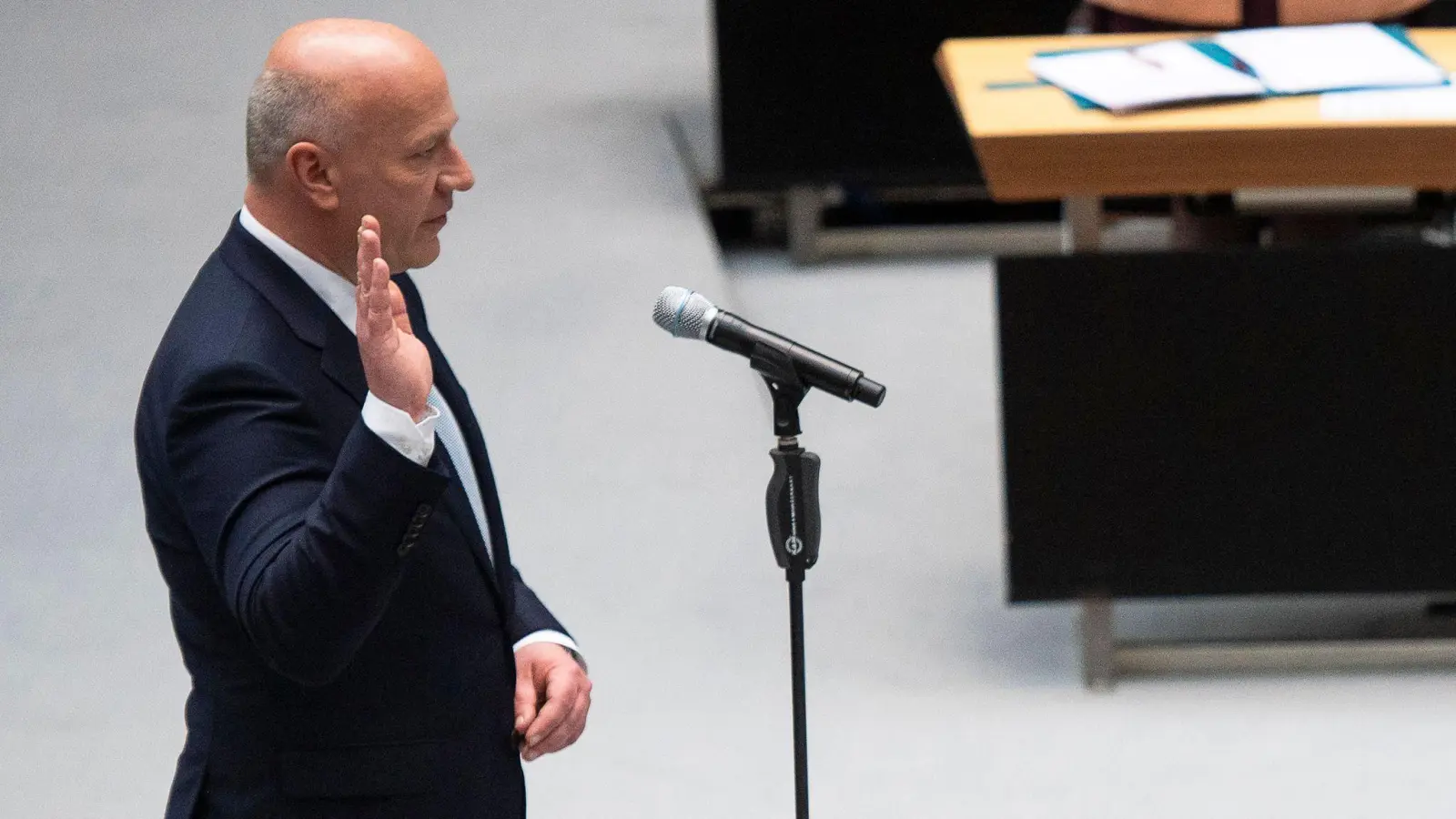 Kai Wegner leistet im Berliner Abgeordnetenhaus seinen Amtseid. (Foto: Christophe Gateau/dpa)