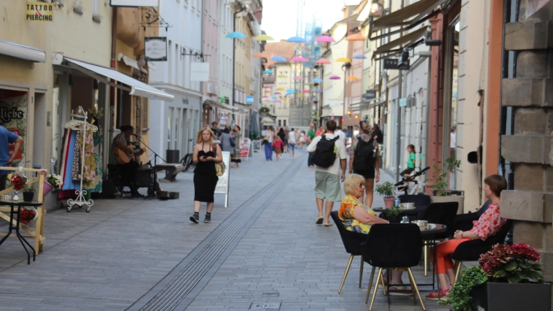 Die erste lange Einkaufsnacht im Sommer vergangenen Jahres ging auf eine Initiative von Innenstadthändlern zurück. Die Resonanz war ausbaufähig. Schon damals gab es Stimmen, die mehr Marketingunterstützung durch die Stadt forderten.  (Archivbild: Robert Maurer)