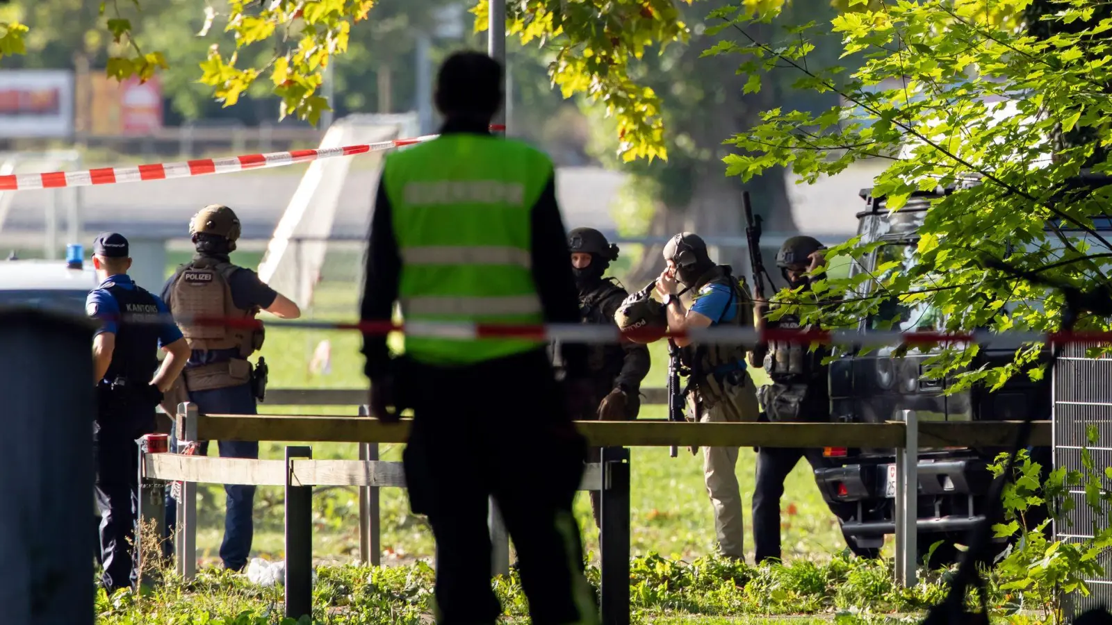 Amok, Terror, Abrechnung unter Kriminellen: Die Ermittler prüfen mehrere Szenarien. (Foto: Michael Buholzer/KEYSTONE/dpa)