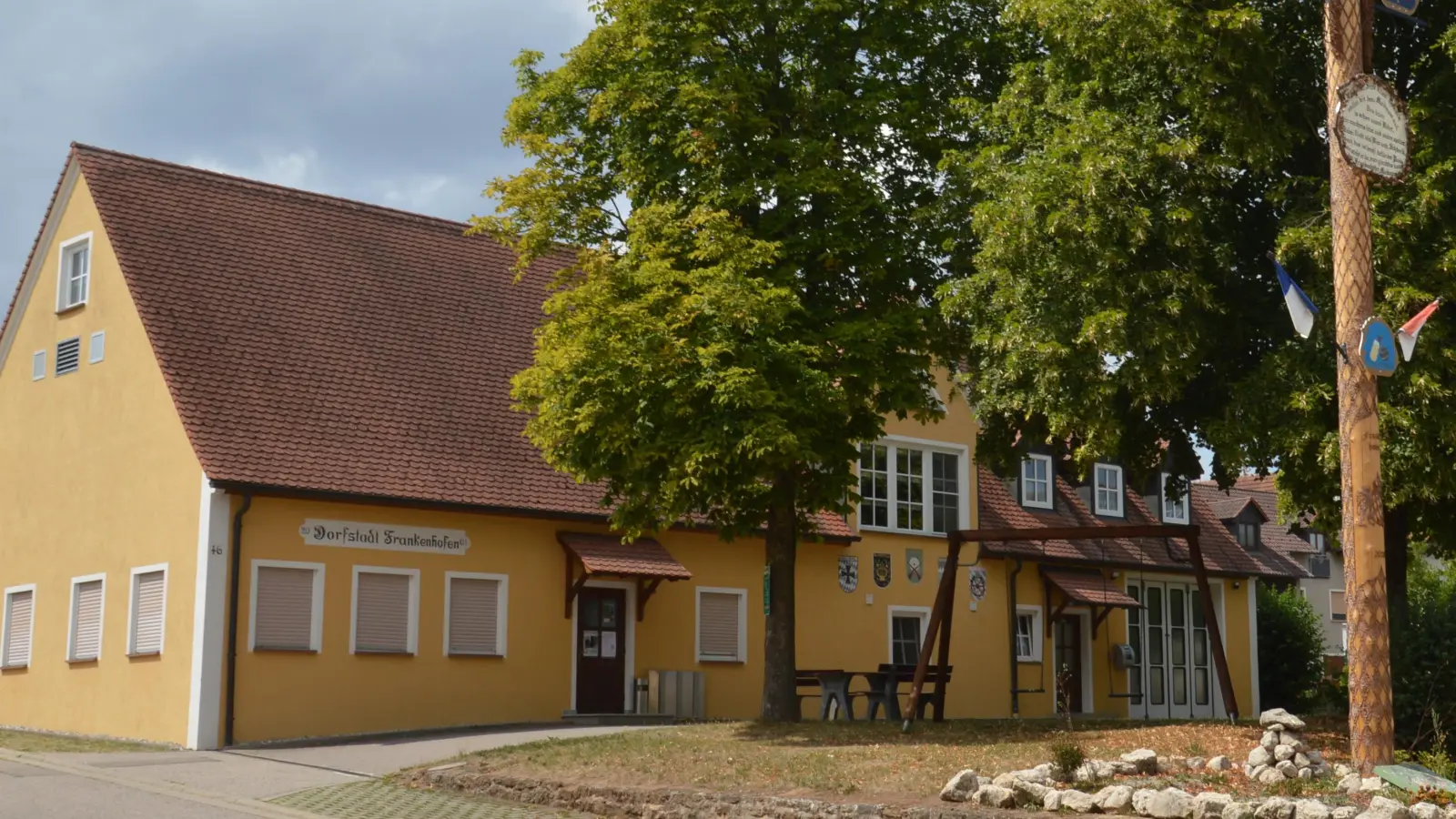 Im und um den Dorfstadl in Frankenhofen, gegenüber der Kirche, wird vom 28. bis 31. August 2026 Kirchweih gefeiert. (Foto: Peter Tippl)