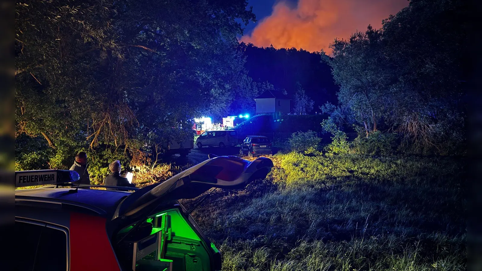Feuerwehrleute können den Brand, der seit Dienstagabend wütet, nur mit großer Mühe löschen. (Foto: Stephan Fricke/NEWS5/dpa)