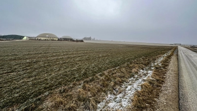 Die Biogasanlage im Geltungsbereich eines Vorhaben bezogenen Bebauungsplans (links im Bild) soll erweitert werden. Allerdings liegen die bürokratischen Hürden hoch. (Foto: Martina Haas)