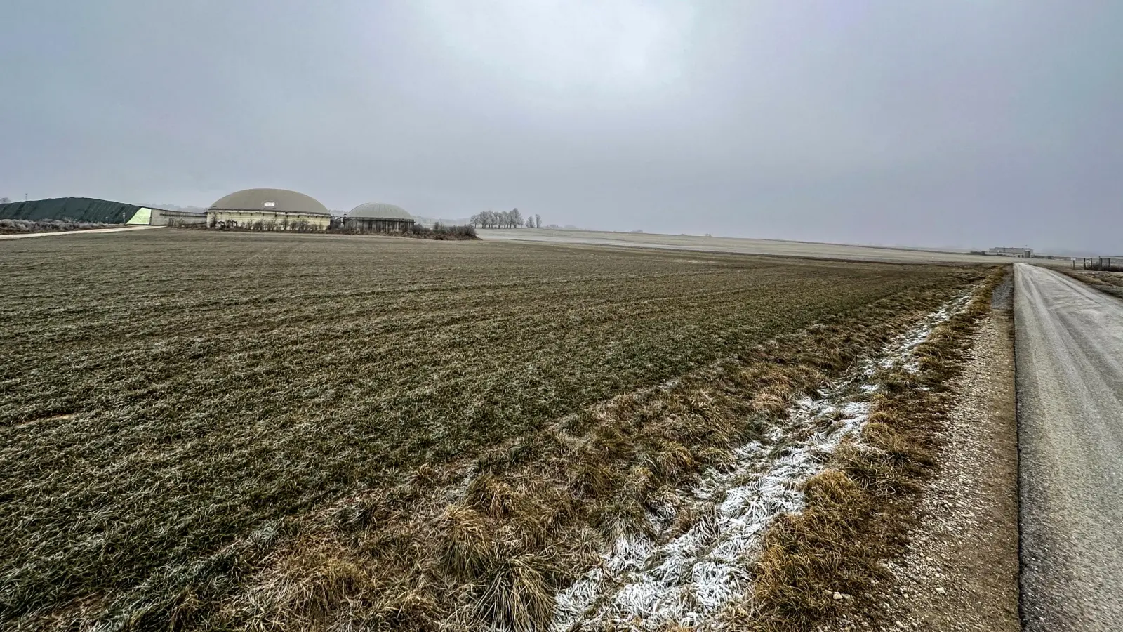 Die Biogasanlage im Geltungsbereich eines Vorhaben bezogenen Bebauungsplans (links im Bild) soll erweitert werden. Allerdings liegen die bürokratischen Hürden hoch. (Foto: Martina Haas)