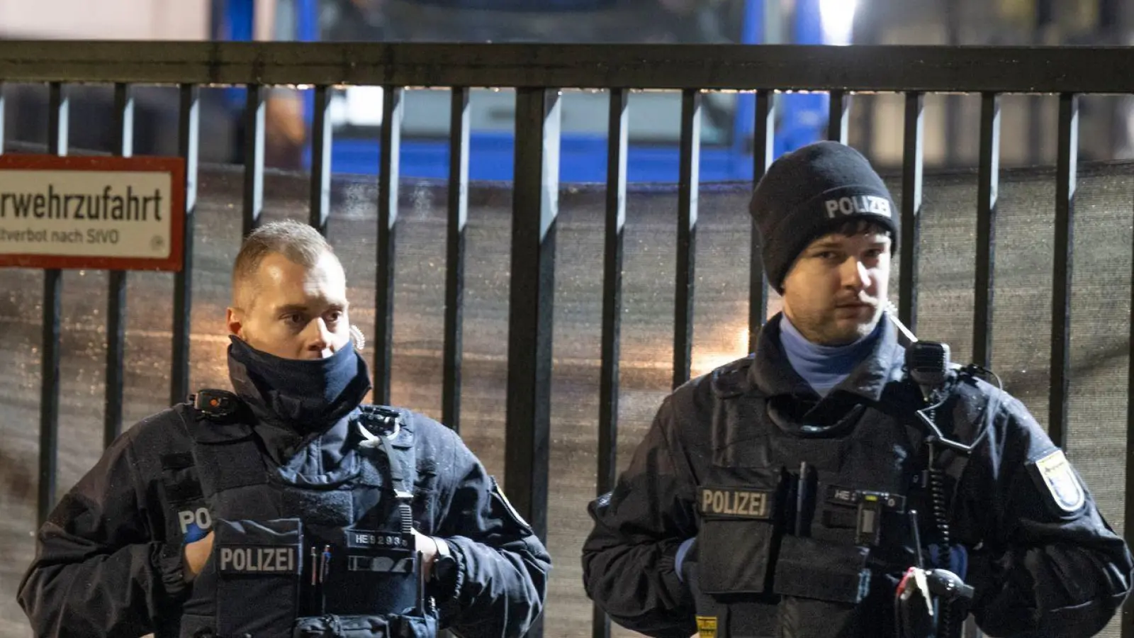 Die Polizei bereitet sich auf Proteste Zehntausender Menschen in Gießen vor, die gegen die geplante Neugründung der AfD-Jugendorganisation auf die Straße gehen wollen.  (Foto: Boris Roessler/dpa)