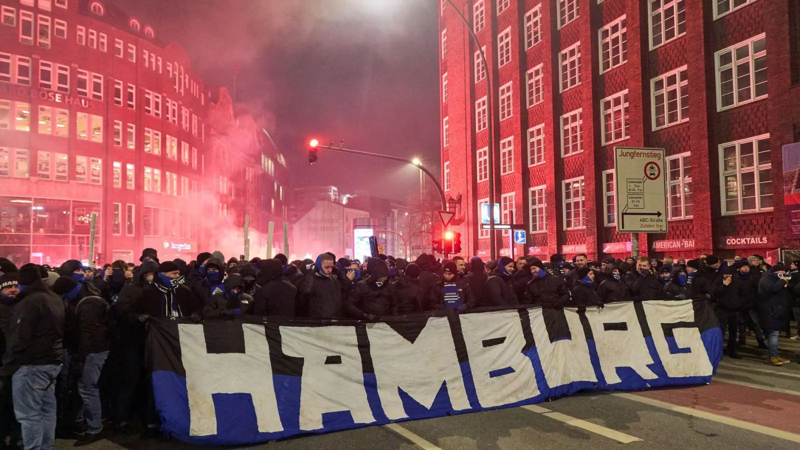 HSV-Anhänger marschieren gen Hamburger Millerntor. (Foto: Georg Wendt/dpa)