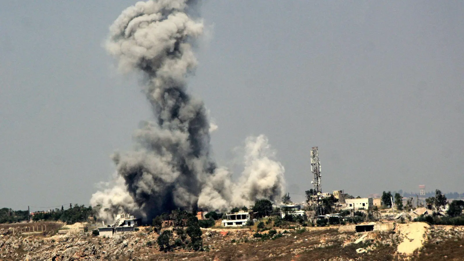 Allein am Sonntag zählten libanesische Medien rund 90 israelische Angriffe im Süden. (Foto: Stringer/dpa)