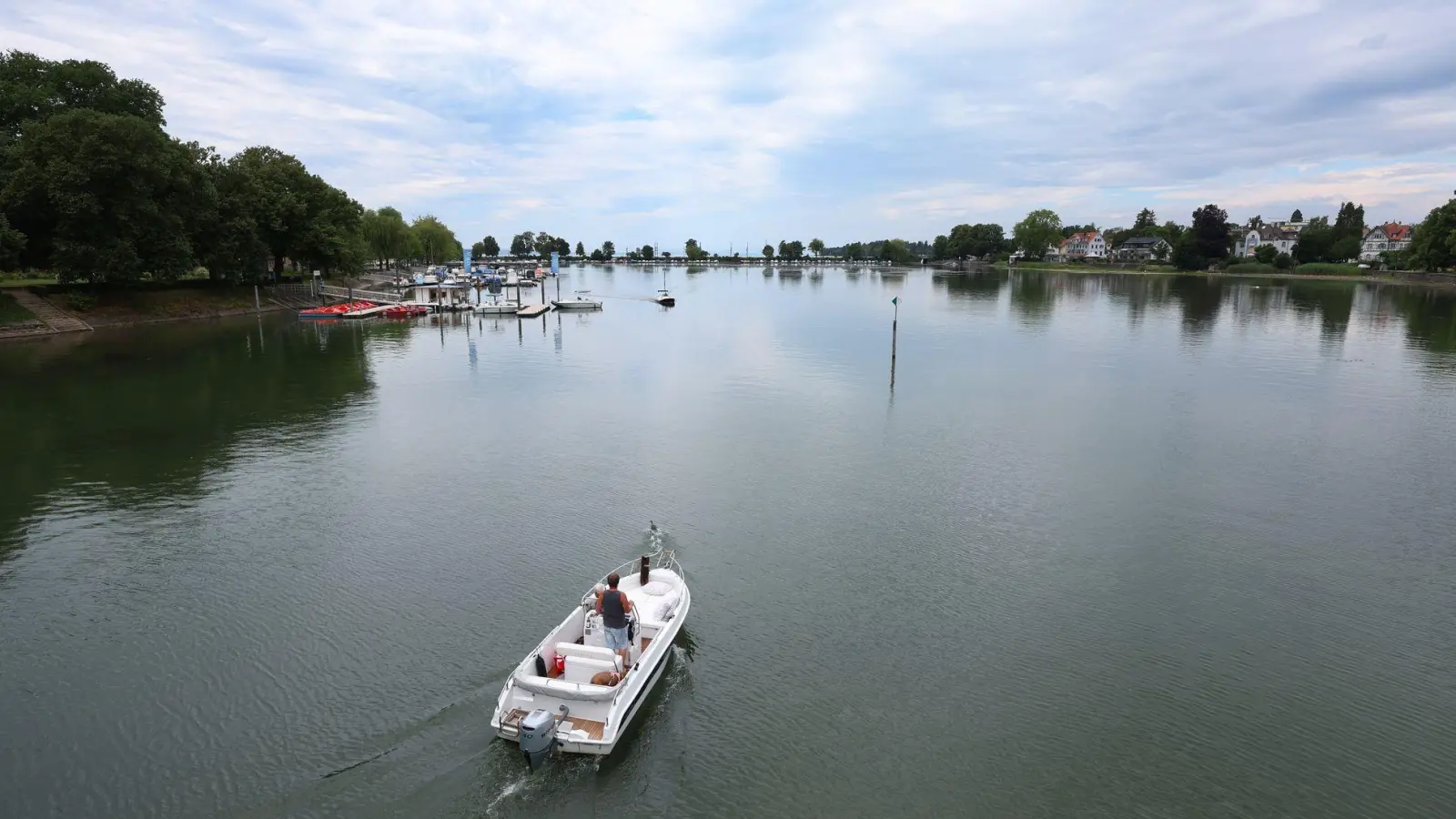 Vom Baden im Kleinen See wird gerade abgeraten.  (Foto: Karl-Josef Hildenbrand/dpa)