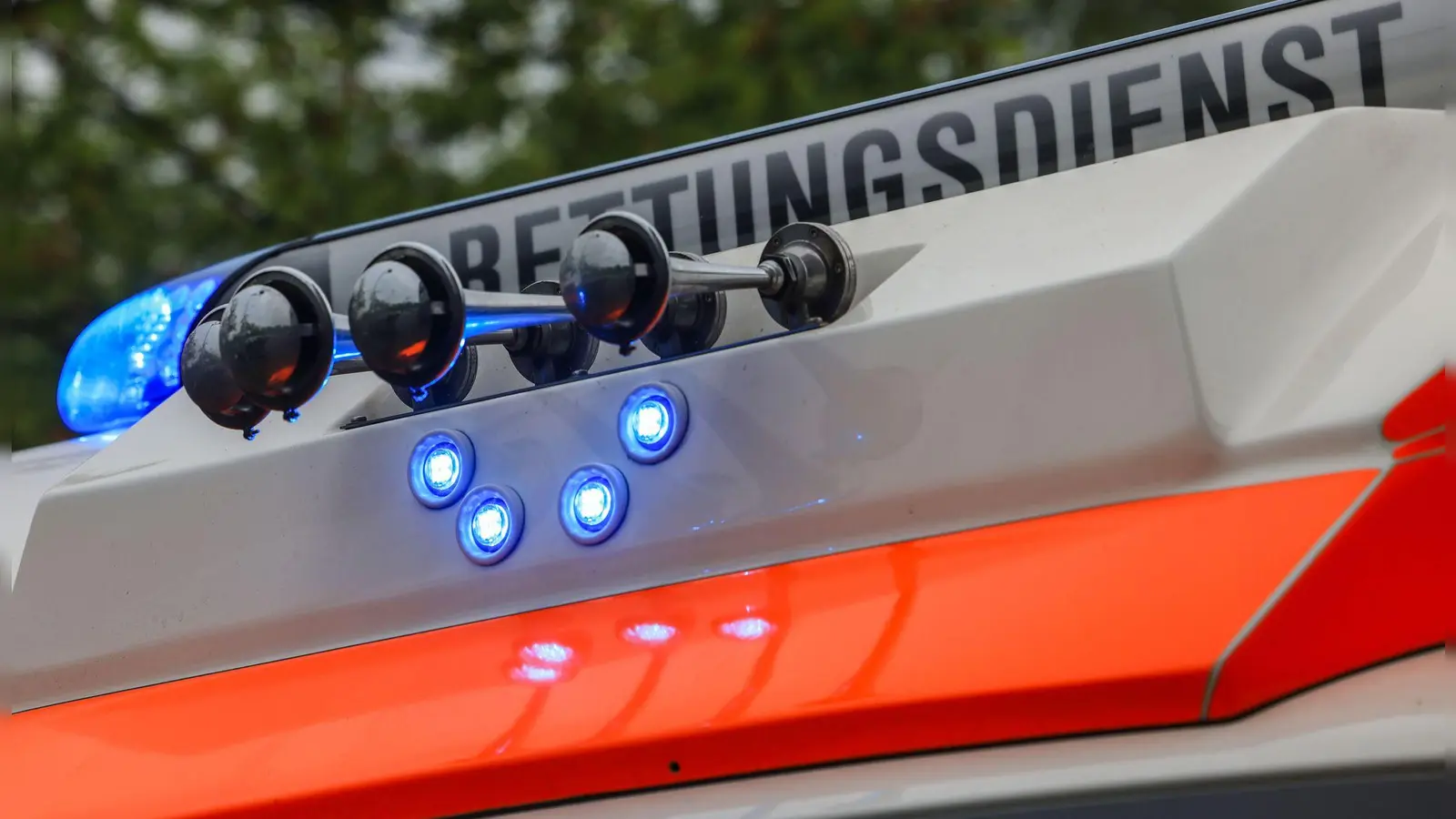 In Darmstadt ist ein einjähriger Junge aus dem Fenster gefallen und leicht verletzt worden. (Symbolfoto) (Foto: Oliver Berg/dpa)