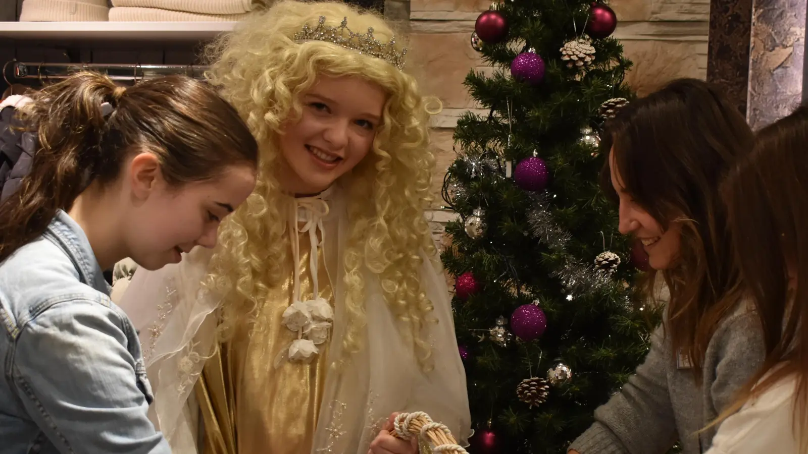 Das Christkind der Neustädter Werbegemeinschaft NEA-Aktiv, Jule-Marie Wolf, ist Weihnachten nicht im Einsatz und genießt die Zeit im Kreise der Familie. (Foto: Ute Niephaus )