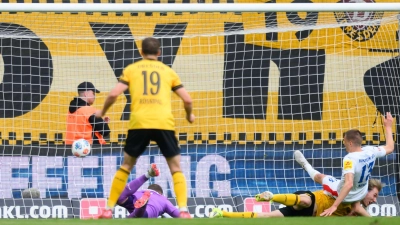  Vincent Vermeij (Dynamo Dresden, r) erzielt das Tor zum 2:0. (Foto: Robert Michael/dpa)