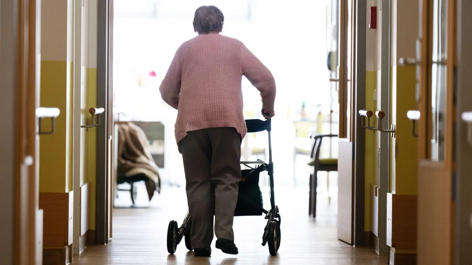 Heimplätze werden für Pflegebedürftige immer teurer. (Archivbild) (Foto: Sebastian Kahnert/dpa)