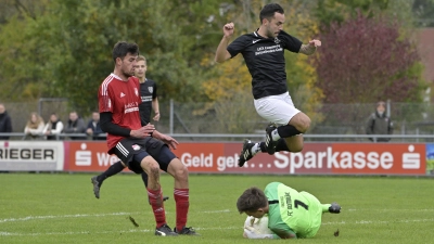 Dombühls Torwart Dominic Wächter (am Boden) kassierte in den letzten fünf Spielen nur ein Gegentor. Hier klärt er vor Marktbergels Stürmer Philipp Keil (in Rot), Abwehrkollege Nico Horn weicht aus. (Foto: Martin Rügner)