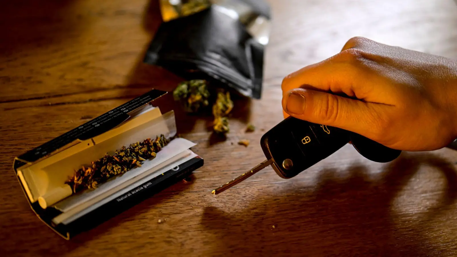Schwere Unfälle mit Cannabis sollen künftig systematisch erfasst werden. (Illustration) (Foto: Fabian Sommer/dpa)