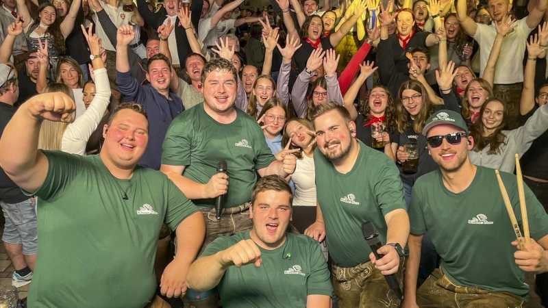 Die Wittmann's Buam in den grünen Shirts (von links): David Link, Georg Wittmann, Max Wittmann, Niklas Meier und Jens Schemmel. (Foto: Natalina Wolf)
