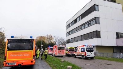 Mehrere Schüler wurden vorsorglich ins Krankenhaus gebracht.  (Foto: Jan Ohmen/dpa)