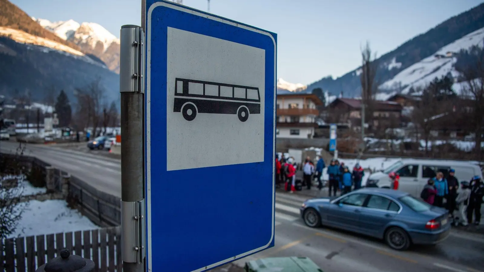 Die Bushaltestelle, an der die Skiurlauber ausstiegen waren. (Foto: Lino Mirgeler/dpa)