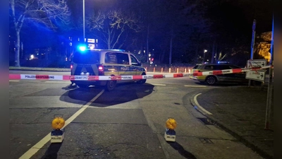 Ein Auto soll in eine Bushaltestelle gefahren sein, vier Menschen werden laut Polizei verletzt. Die Polizei sucht nun nach Bildern und Videos von Zeugen. (Foto: Carolin Eckenfels/dpa)