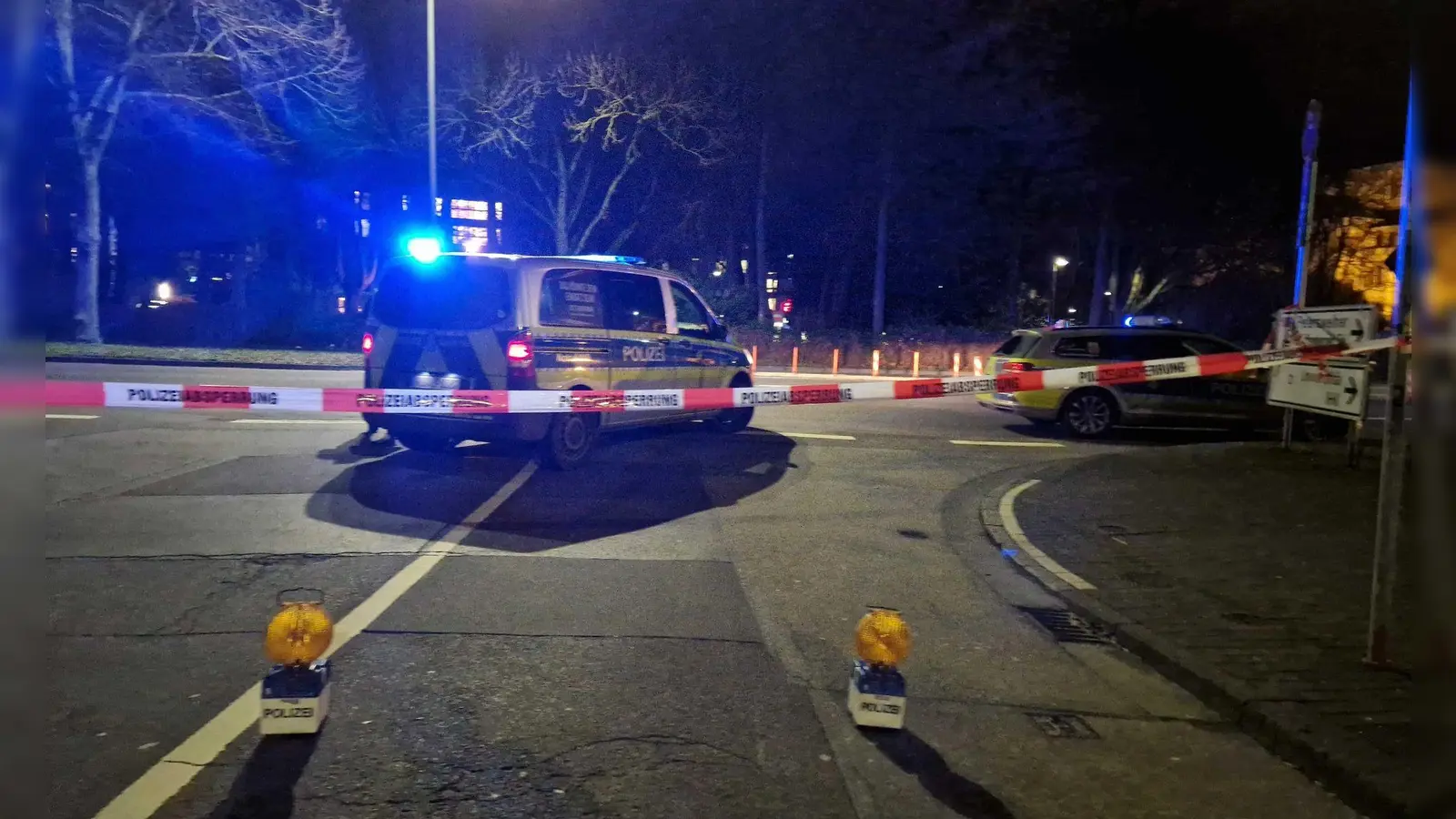 Ein Auto soll in eine Bushaltestelle gefahren sein, vier Menschen werden laut Polizei verletzt. Die Polizei sucht nun nach Bildern und Videos von Zeugen. (Foto: Carolin Eckenfels/dpa)