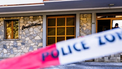 Hunderte Menschen hatten in der Bar Silvester gefeiert. (Foto: Jean-Christophe Bott/KEYSTONE/dpa)
