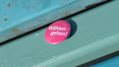 Der Arbeitsplatz muss nicht unbedingt ein neutraler Ort sein: Unternehmen dürfen sich politisch positionieren, etwa für Demokratie werben oder zur Wahl aufrufen, solange sie keinen Druck auf die Belegschaft ausüben. (Foto: Bernd Settnik/dpa/dpa-tmn)