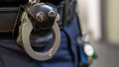 Bei der zweiten Schlägerei in Mindelheim nahm die Polizei vier Beteiligte in Gewahrsam. (Symbolbild) (Foto: Peter Kneffel/dpa)