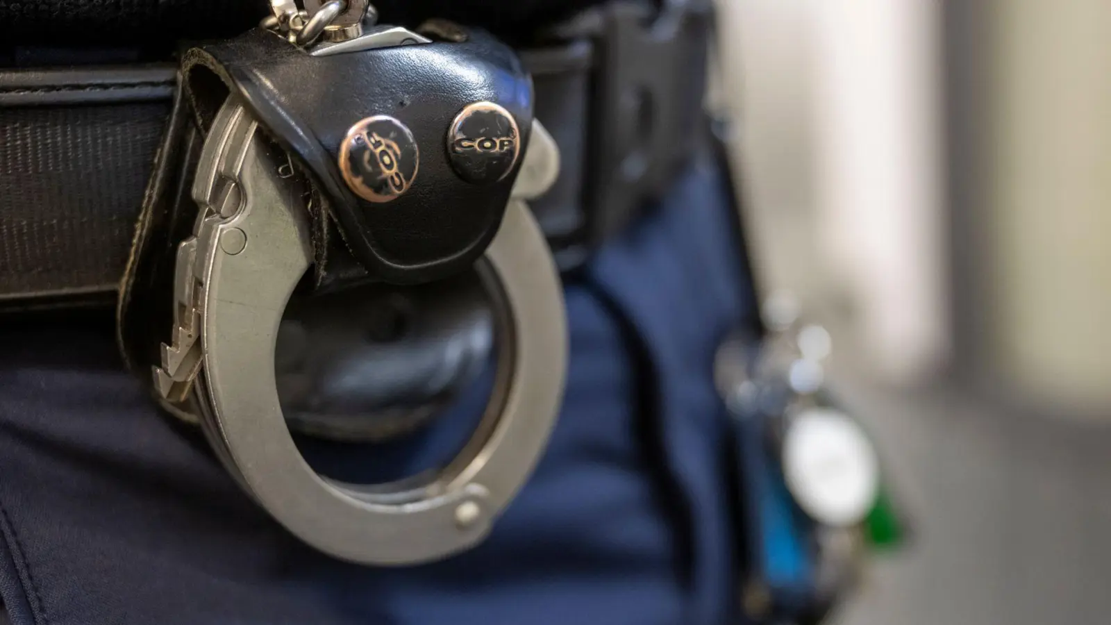 Bei der zweiten Schlägerei in Mindelheim nahm die Polizei vier Beteiligte in Gewahrsam. (Symbolbild) (Foto: Peter Kneffel/dpa)