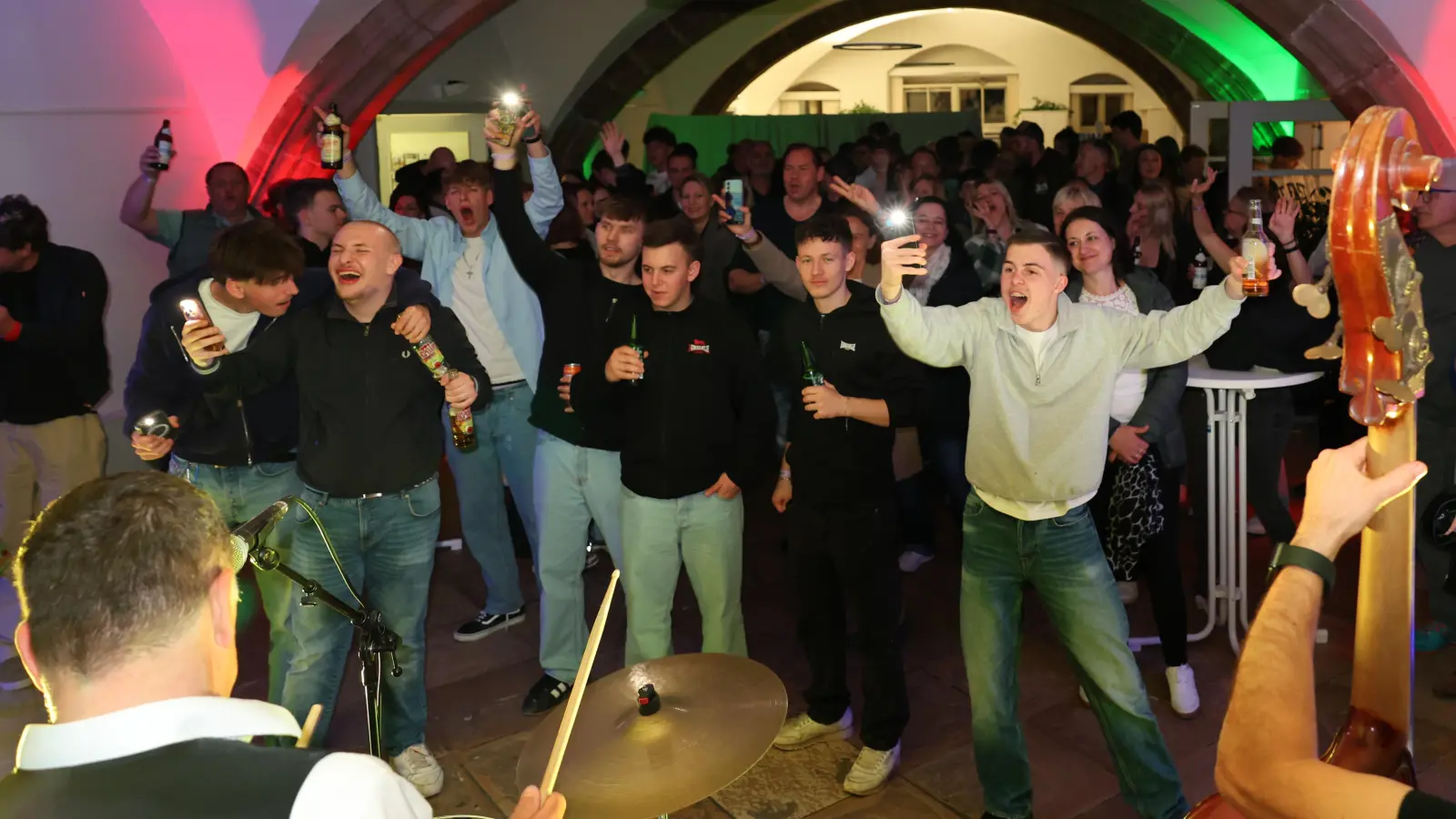 Die Jugend fühlte sich am späteren Abend im Stadthaus wohl. Zum ersten Mal war die Gotische Halle ein Standort bei der Kneipenjagd. (Foto: Zeynel Dönmez)