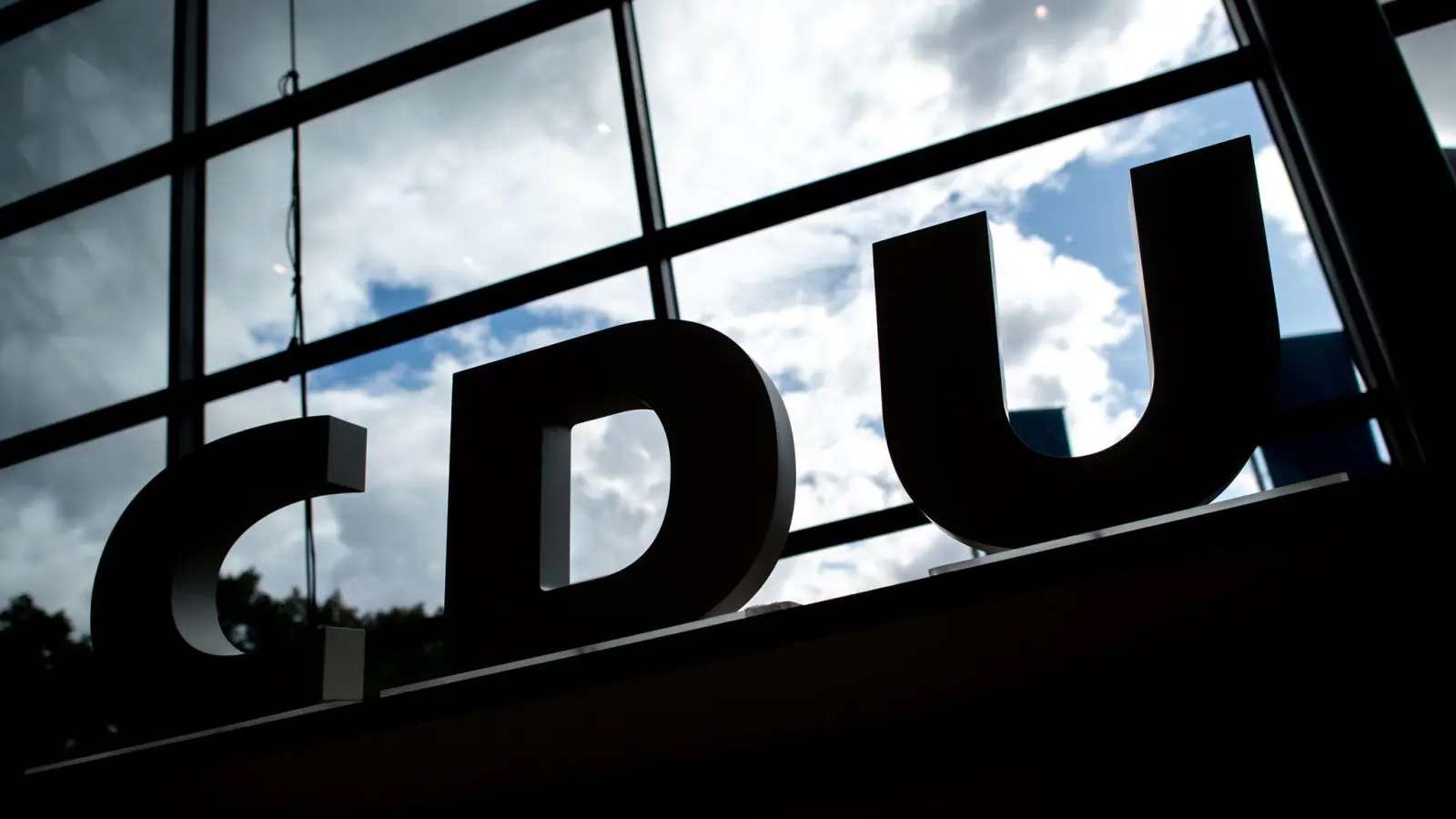 Die Initiative „Compass Mitte“ verlangt mehr Augenmerk auf soziale und liberale Themen. (Illustration) (Foto: Hauke-Christian Dittrich/dpa)