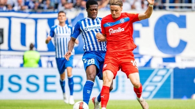 Einer von vielen Zweikämpfen im Spiel: Pierre Nadjombe (1. FC Magdeburg) und Jonas Therkelsen (r, Holstein Kiel) in Aktion. (Foto: Julius Frick/dpa)