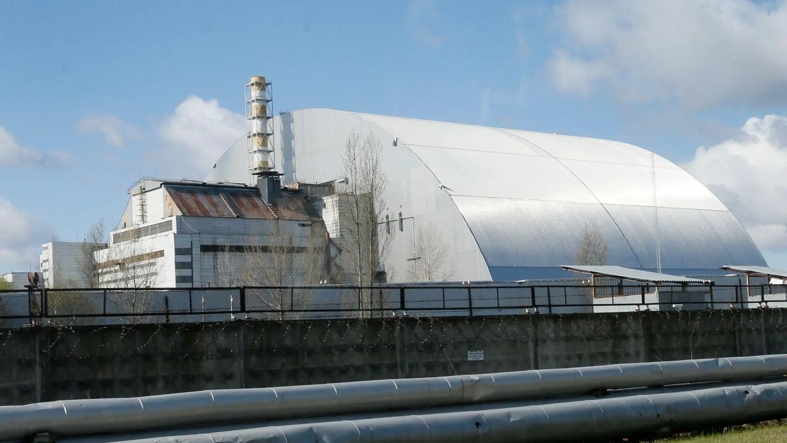 Der Schutzschild um das AKW Tschernobyl soll in der Nacht von einer russischen Drohne getroffen worden sein (Archivbild) (Foto: Efrem Lukatsky/AP/dpa)