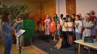 Miriam Popp (links) und Barbara Hülbig üben mit den Kindern für das Musical „Zachäus”. Die Mädchen und Jungen sind begeistert dabei. (Foto: Ute Niephaus)