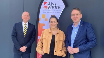 Oberbürgermeister Thomas Deffner (links) und Landrat Dr. Jürgen Ludwig sind von der bisherigen Entwicklung des digitalen Gründerzentrums ANswerk sehr angetan. Mit Alida Lieb sind sie überzeugt, die richtige Netzwerkmanagerin gefunden zu haben, um die Erfolgsgeschichte fortsetzen zu können. (Foto: Thomas Merkel)
