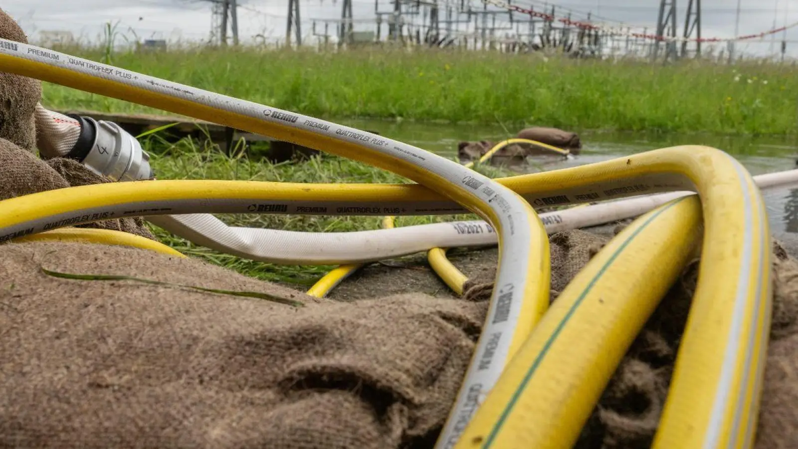 Aus dem Betriebsgebäude eines Umspannwerks in Erbach wird Hochwasser nach außen gepumpt. (Foto: Stefan Puchner/dpa)