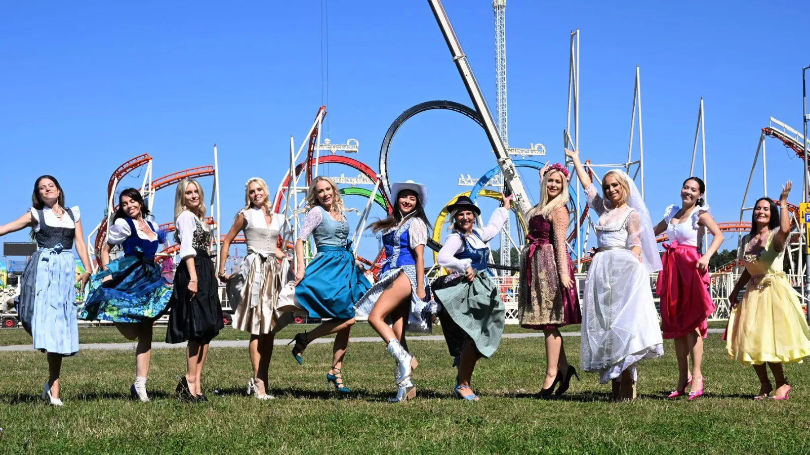 Blau, Gelb oder Rot? Bei der Farbwahl können Dirndlträgerinnen ganz nach dem eigenen Geschmack gehen. Hier die Oktoberfest Dirndl-Trends beim Dirndlgipfel 2024 vor der Achterbahn auf der Theresienwiese. (Foto: Felix Hörhager/dpa/dpa-tmn)