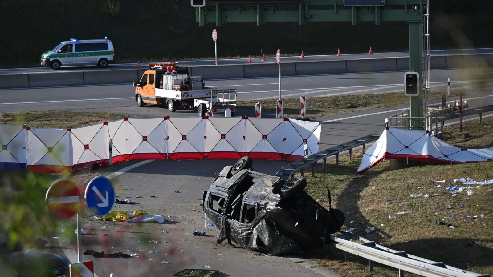 Beim Unfall eines mutmaßlichen Schleuserfahrzeugs auf der Autobahn 94 starben sieben Menschen. Nun beginnt der Prozess gegen den Fahrer. (Archivbild) (Foto: Sven Hoppe/dpa)