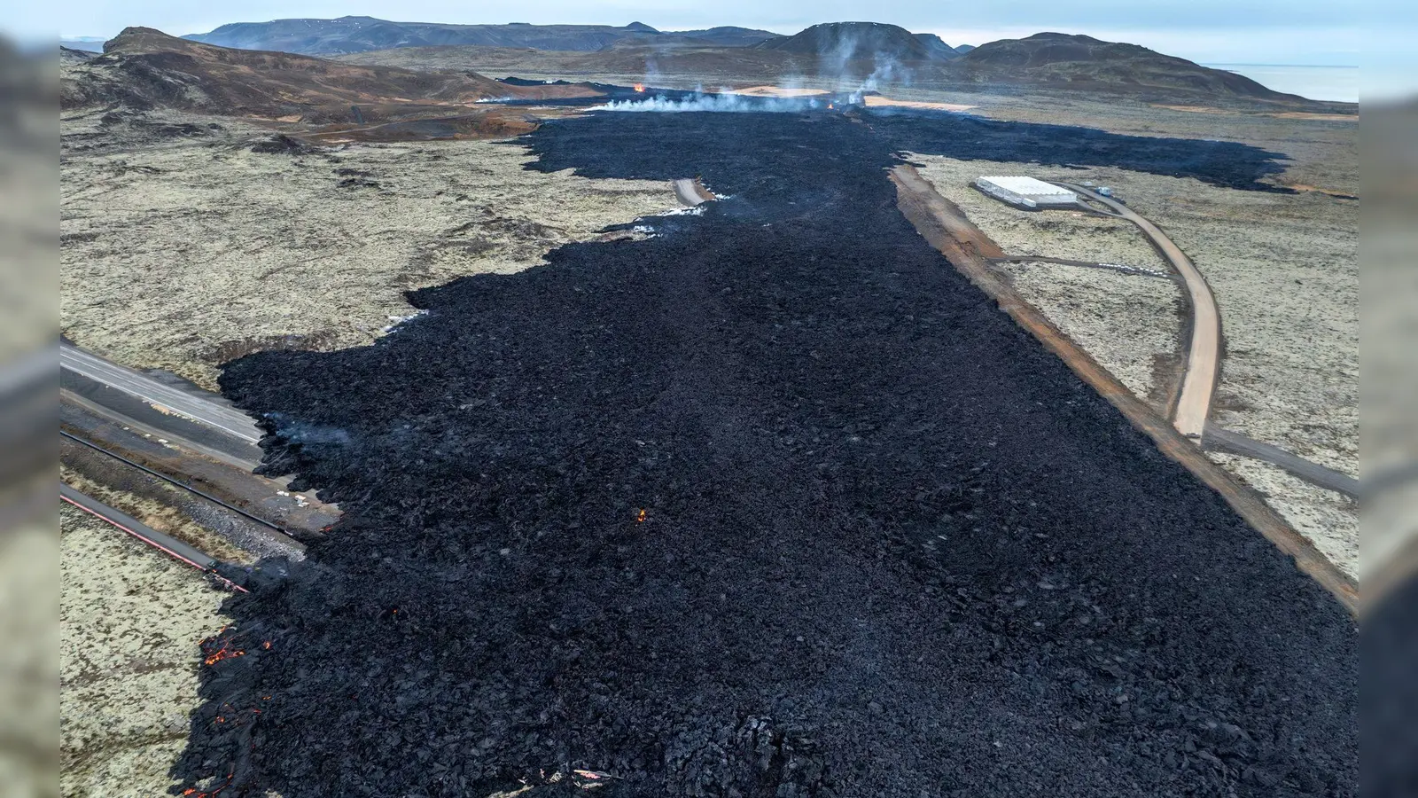 Eine Luftaufnahme des Lavafelds mit der inaktiven südlichen Spalte neben der Stadt Grindavik. (Foto: Marco Di Marco/AP/dpa)