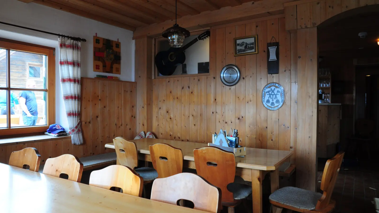 Nach den Anstrengungen des Aufstiegs ist Essen und Geselligkeit besonders belohnend. Der richtige Ort dafür: die Gaststube.  (Foto: Jonas Volland)