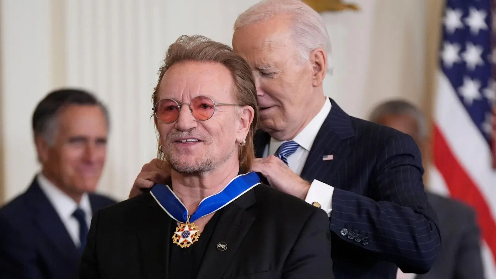 Für Joe Biden ist es das letzte Mal, dass er die prestigeträchtigen Medaillen verleiht - wie hier an Musiker Bono.  (Foto: Manuel Balce Ceneta/AP/dpa)