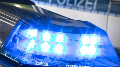 Der 17-Jährige schiebt nach dem Unfall sein Motorrad weg und wird von der Polizei aufgegriffen. (Symbolbild)  (Foto: Friso Gentsch/dpa)
