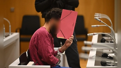 Der Angeklagte wurde in Handfesseln in den Saal geführt. (Foto: Marijan Murat/dpa)