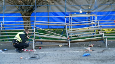 Die Polizei untersucht die Unfallstelle. (Foto: Håkon Mosvold Larsen/NTB/dpa)